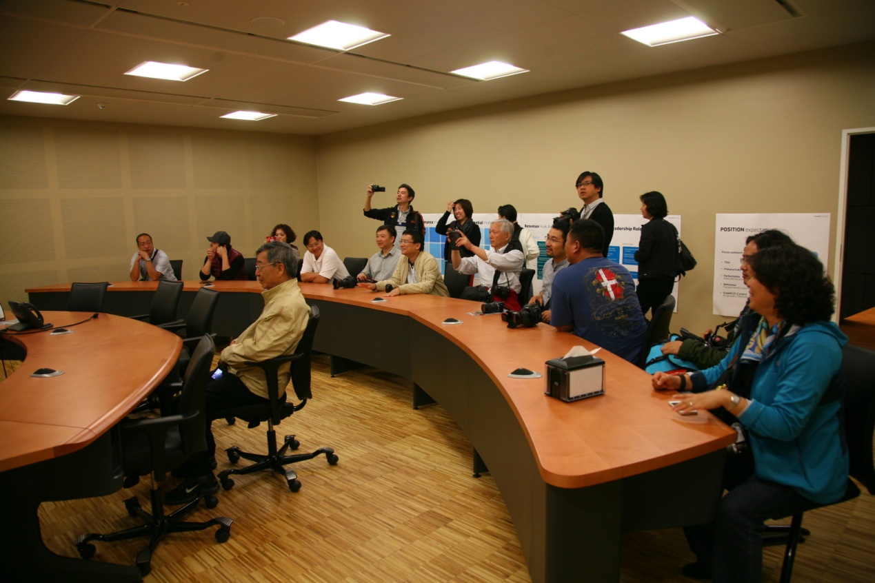 考察团的专家们参加座谈会