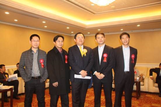 RCC瑞达恒CEO区少聪先生（左二）和中经联盟秘书长、华业地产副总裁陈云峰（左三）与RCC客户代表合影