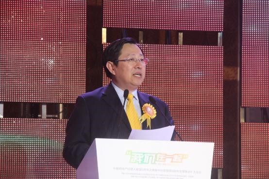中经联盟秘书长、华业地产副总裁陈云峰主持会议