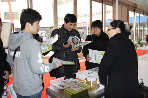 参会嘉宾在《生态城市与绿色建筑》杂志展位前阅读杂志