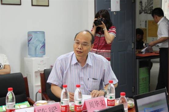 中经联盟监事会常务主席、北京理工大学房地产研究所所长周毕文主持会议