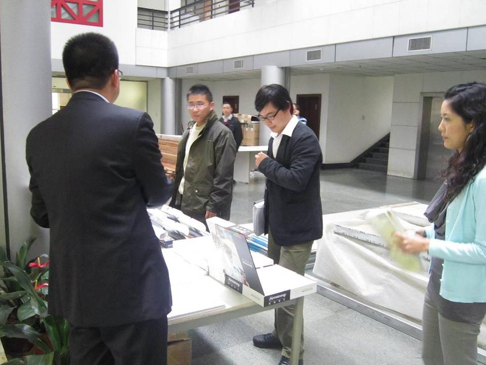 设计师参观产品