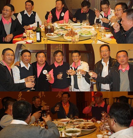 颁奖晚宴中开发商和中原公司领导举杯畅饮