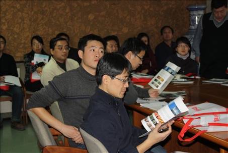 设计师阅读产品资料