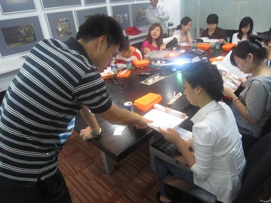 汉斯格雅代表与设计师交流