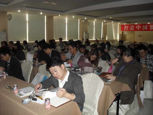 设计师翻阅资料