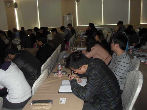 设计师认真做笔记