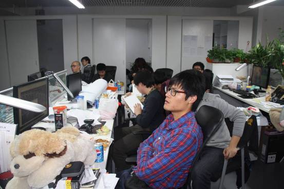 设计师看资料样品