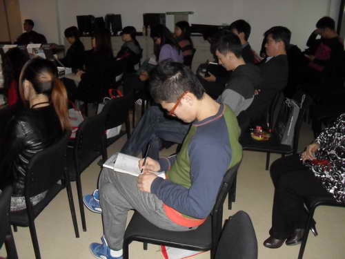 设计师认真做笔记