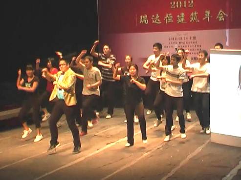 RCC员工为嘉宾表演舞蹈《江南style》