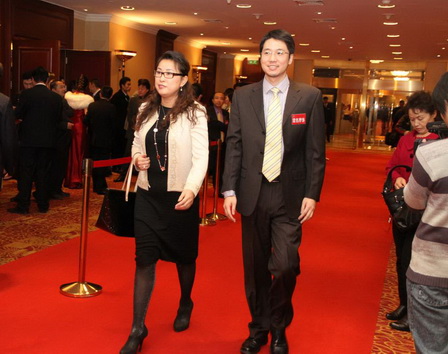 RCC大客户部总监姚一（右）与嘉宾一起走红地毯