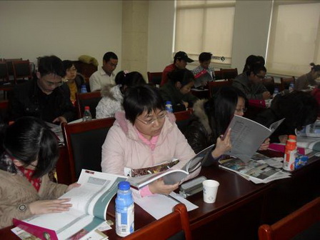 设计师翻阅阿姆斯壮公司资料