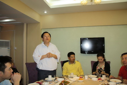 中经联盟秘书长陈云峰在晚宴上讲话