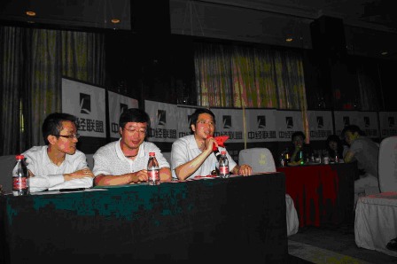 RCC总经理姚一作为拉歌评委为红蓝两队点评