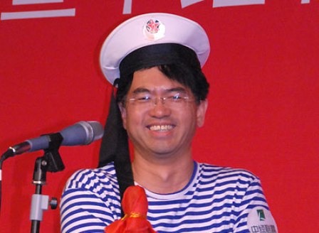 北京万年基业建设投资有限公司总经理黄玺庆表演节目